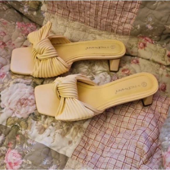 Stepway Women's Chic Cream Bow Heels - Picture 3 of 4